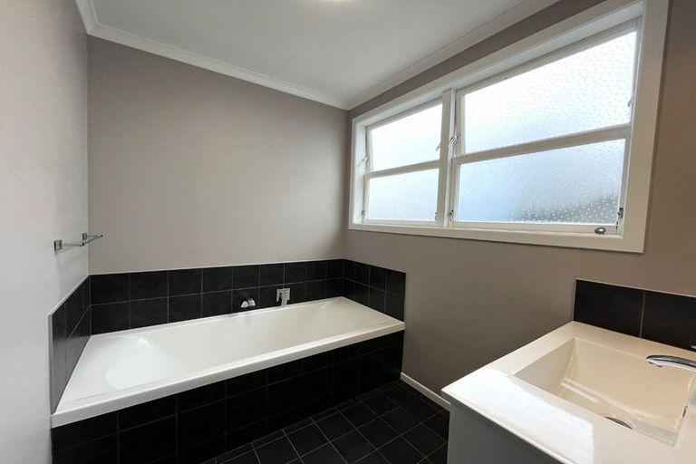 Photo of property in 20 Holsworthy Road, Lower Vogeltown, New Plymouth, 4310