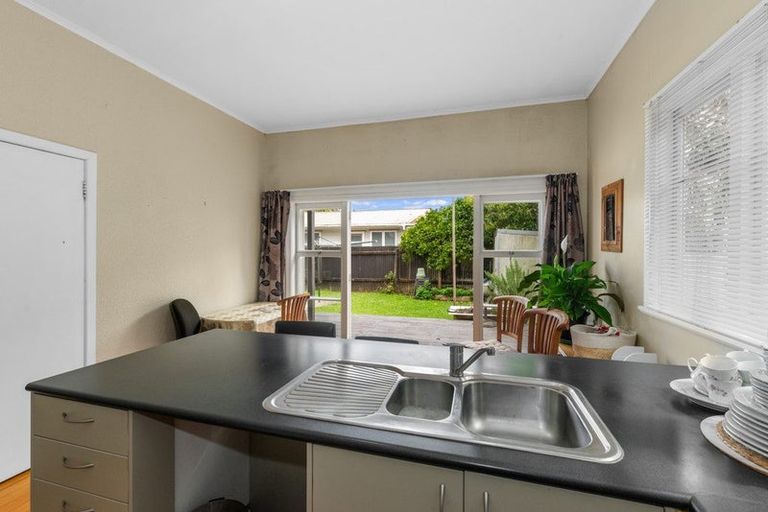 Photo of property in 2 Riverpark Crescent, Henderson, Auckland, 0610