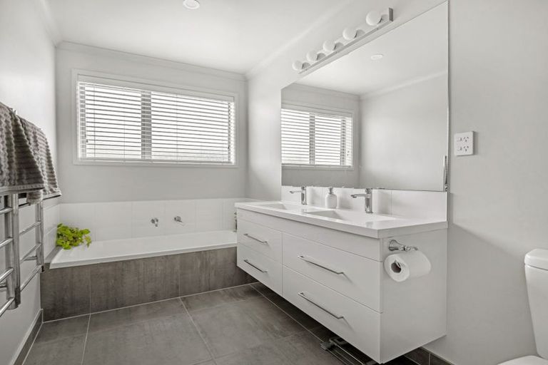 Photo of property in 18 Kaipara Lake Road, South Head, Helensville, 0874