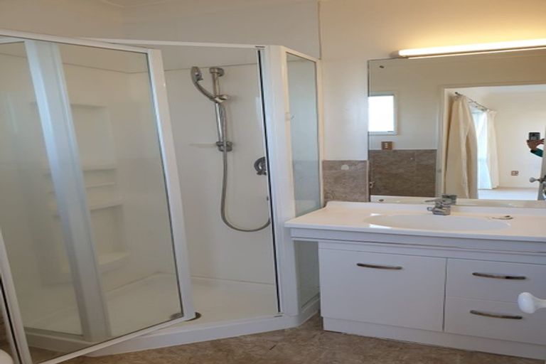 Photo of property in 47 Lagoon Way, West Harbour, Auckland, 0618