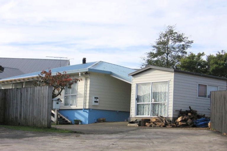 Photo of property in 1/9 Kirklow Place, Goodwood Heights, Auckland, 2105