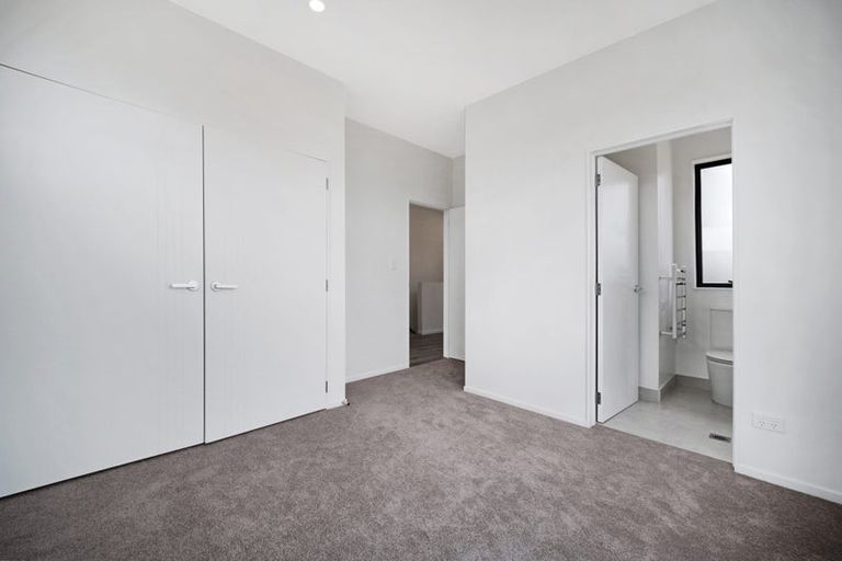 Photo of property in 5/233 Great North Road, Henderson, Auckland, 0612