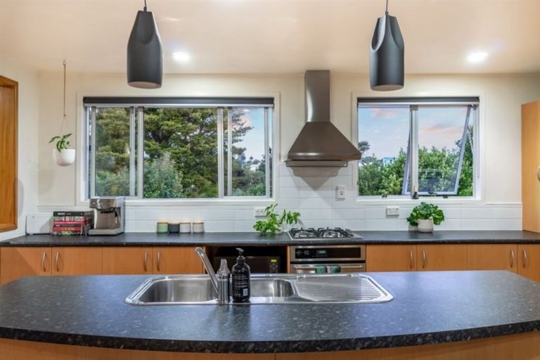 Photo of property in 10 West Glade Crescent, Birkenhead, Auckland, 0626