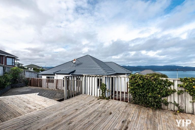Photo of property in 59 Dress Circle, Newlands, Wellington, 6037