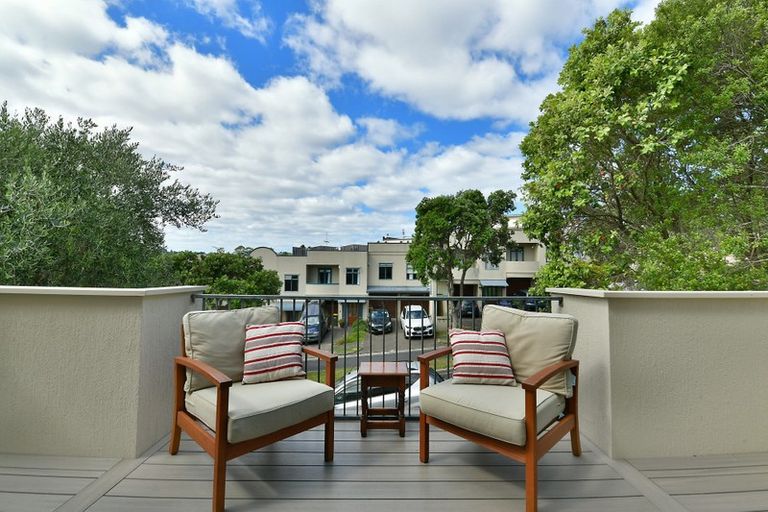 Photo of property in 1/62 Fernhill Way, Oteha, Auckland, 0632