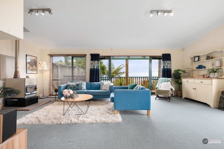 Photo of property in 5 Honeysuckle Grove, Maungaraki, Lower Hutt, 5010