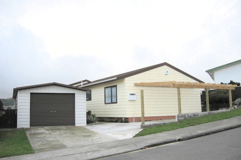 Photo of property in 18 Evesham Place, Newlands, Wellington, 6037