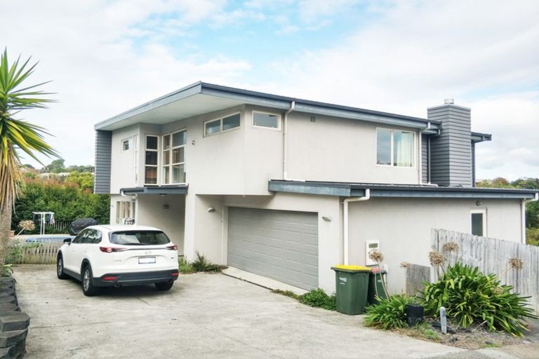 Photo of property in 8 Lakeridge Close, Northcross, Auckland, 0632