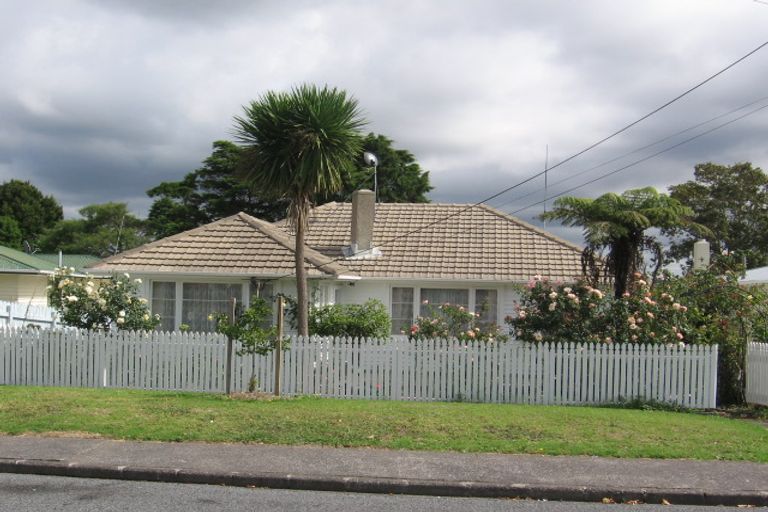 Photo of property in 15 Laura Street, Kelston, Auckland, 0602