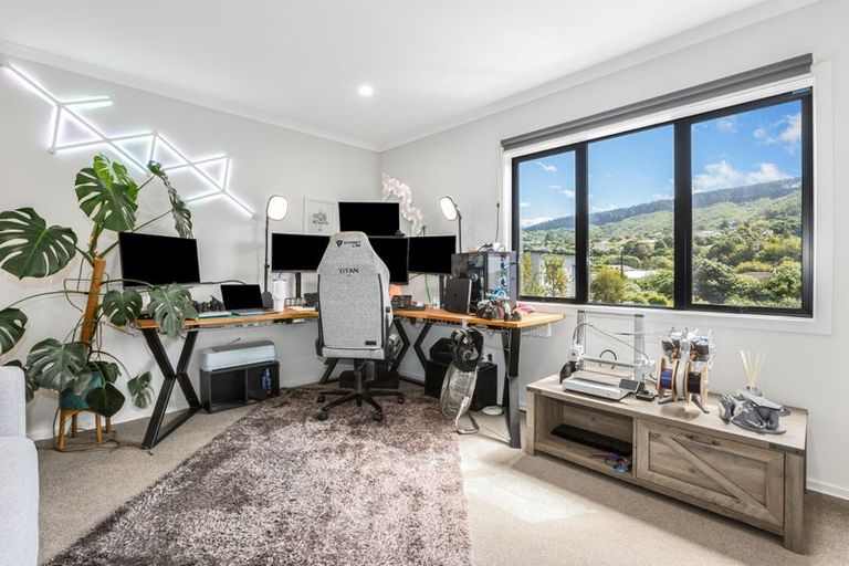 Photo of property in 7/9 Surrey Street, Tawa, Wellington, 5028