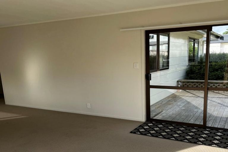 Photo of property in 1/8 Louise Place, West Harbour, Auckland, 0618