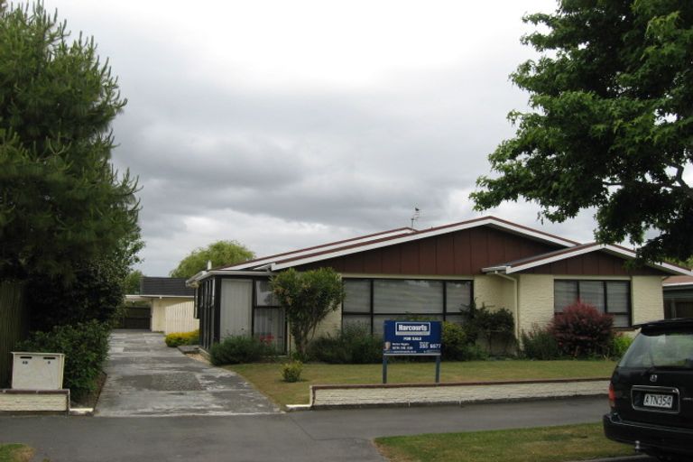 Photo of property in 4 Brookby Crescent, Avonhead, Christchurch, 8042