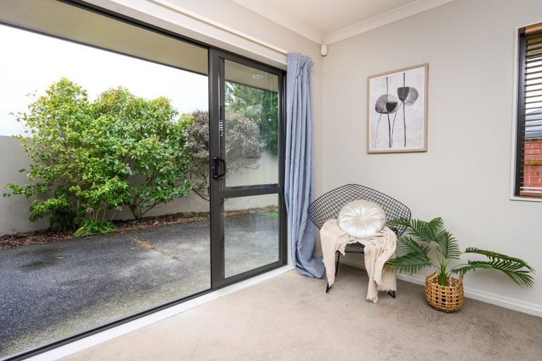 Photo of property in 6 Ron Place, Fitzherbert, Palmerston North, 4410