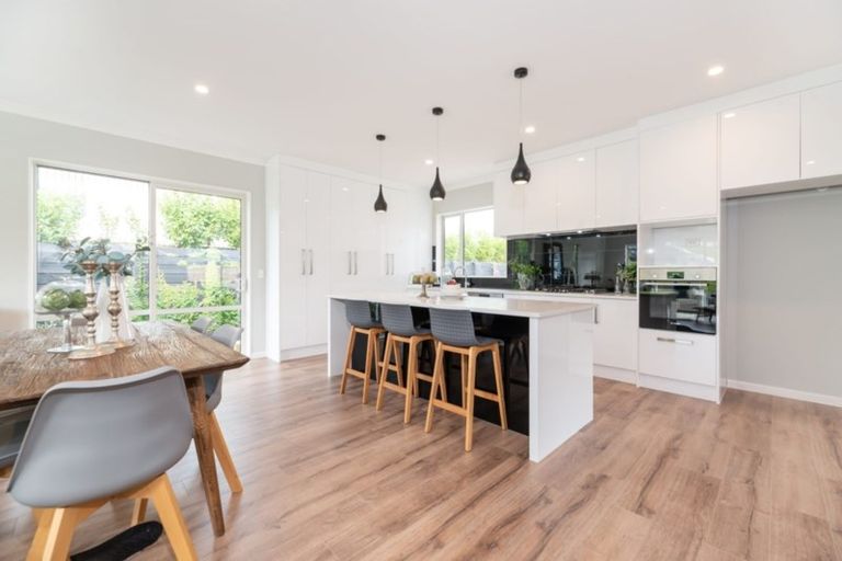 Photo of property in 17 Boocock Crescent, Orewa, 0931