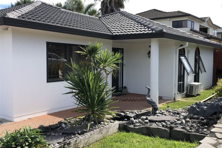 Photo of property in 1 Pistachio Place, Goodwood Heights, Auckland, 2105