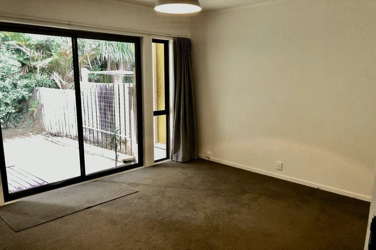 Photo of property in 2/17 Paris Place, Birkenhead, Auckland, 0626