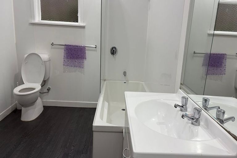 Photo of property in 147 Ruskin Road, Newlands, Wellington, 6037