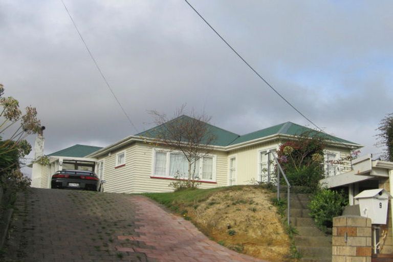 Photo of property in 9 Kereru Bend, Tawa, Wellington, 5028