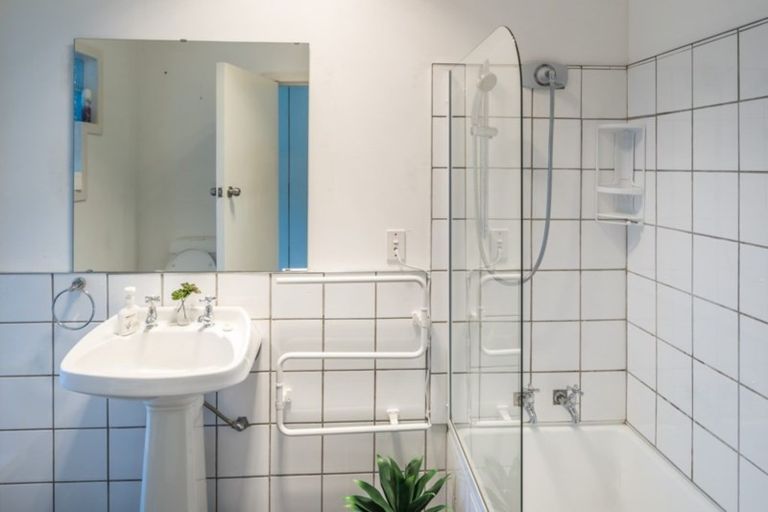 Photo of property in 15 Paekakariki Hill Road, Pauatahanui, Porirua, 5381