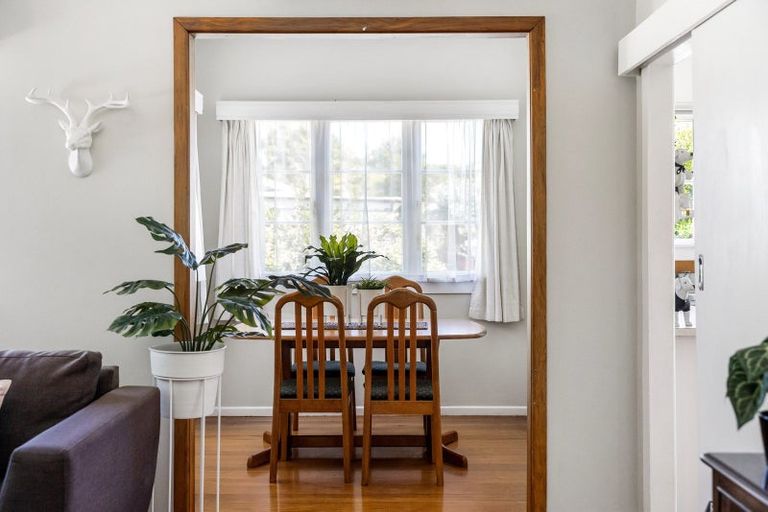 Photo of property in 32 Dignan Street, Point Chevalier, Auckland, 1022