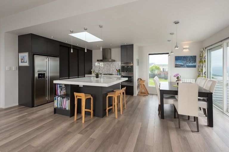 Photo of property in 21 Cheyne Walk, Newlands, Wellington, 6037