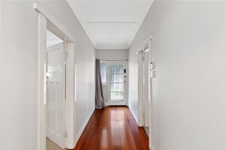 Photo of property in 98 The Parade, Island Bay, Wellington, 6023