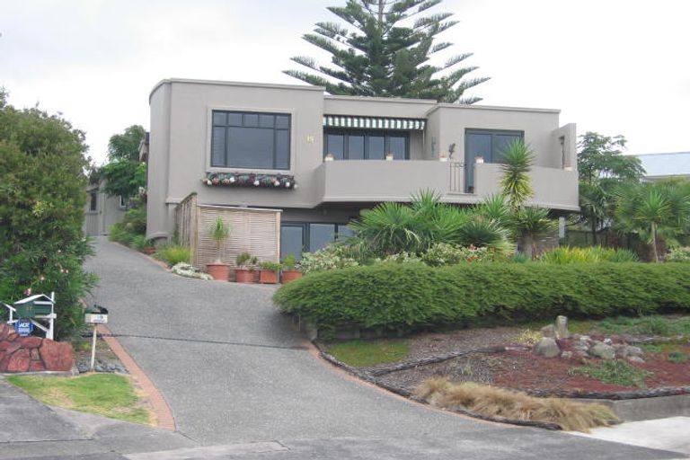 Photo of property in 19 Chivalry Road, Glenfield, Auckland, 0629