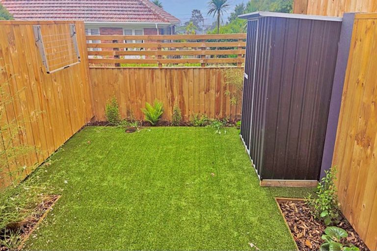 Photo of property in 1/23 Awaroa Road, Sunnyvale, Auckland, 0612