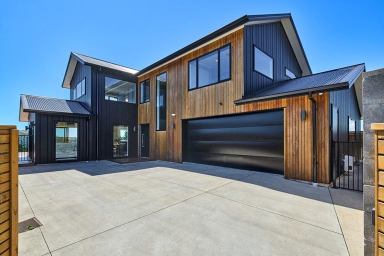 Photo of property in 12 Boeing Way, Newlands, Wellington, 6037