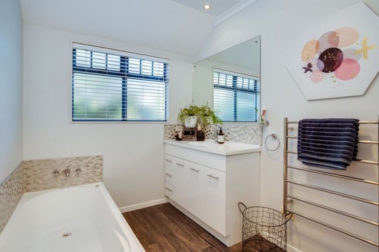 Photo of property in 15 Rothesay Lane, Bethlehem, Tauranga, 3110