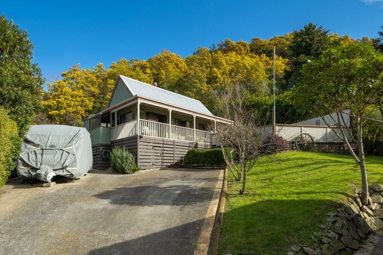 Photo of property in 17 Garden Terrace, Picton, 7220