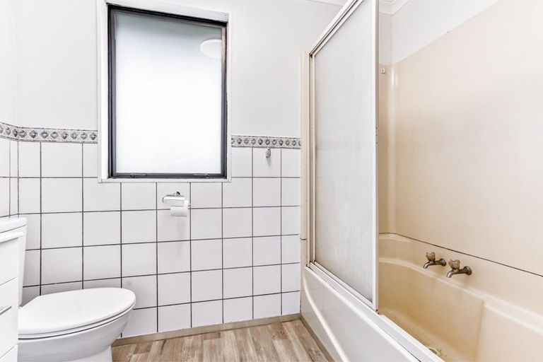 Photo of property in 2/4 Elizabeth Drive, West Harbour, Auckland, 0618