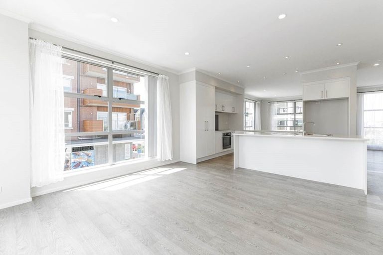 Photo of property in 1/4 Velma Road, Hillcrest, Auckland, 0627