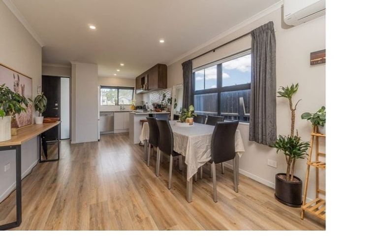 Photo of property in 8c Lumbarda Drive, Kumeu, 0810