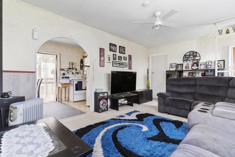 Photo of property in 2 Kirton Crescent, Manurewa, Auckland, 2102