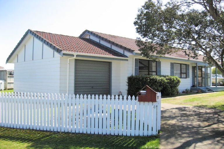 Photo of property in 4 Rosewood Place, Paraparaumu, 5032