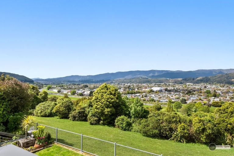 Photo of property in 2 Kirton Drive, Riverstone Terraces, Upper Hutt, 5018