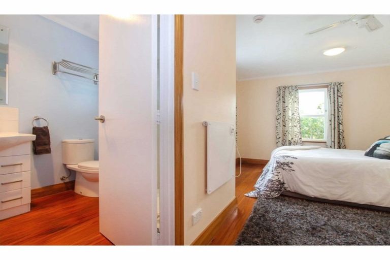Photo of property in 24 Howard Road, Northcote, Auckland, 0627