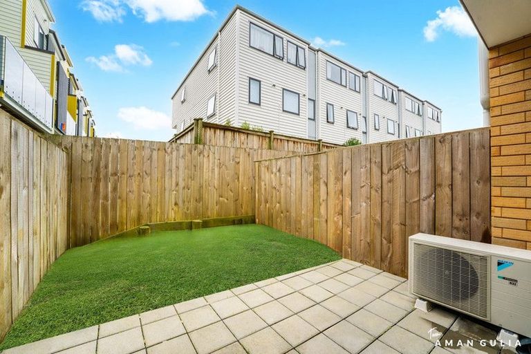 Photo of property in 15 Helen Jenepher Lane, Mount Wellington, Auckland, 1062