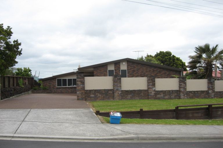 Photo of property in 19 Roberts Road, Matakatia, Whangaparaoa, 0930