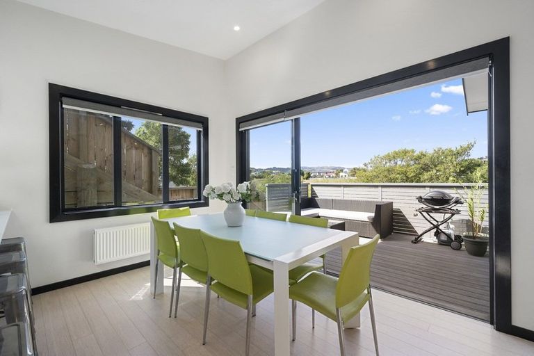 Photo of property in 42 Albatross Close, Whitby, Porirua, 5024