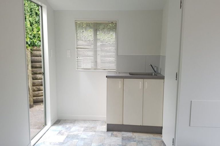 Photo of property in 56 Goldfinch Rise, Unsworth Heights, Auckland, 0632