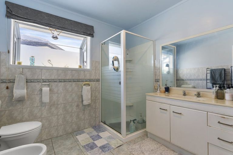 Photo of property in 17 Tui Vale Road, Shelly Park, Auckland, 2014