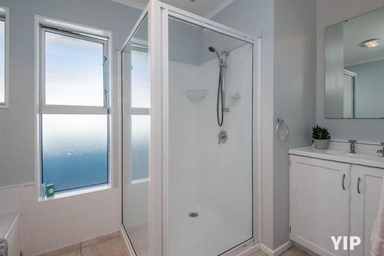 Photo of property in 3 Kingsbridge Place, Newlands, Wellington, 6037