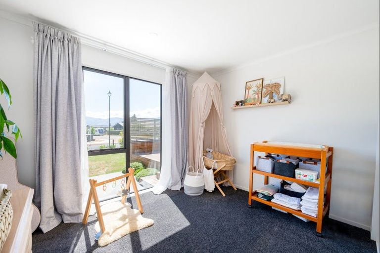 Photo of property in 8 Kingfisher Crescent, Albert Town, Wanaka, 9305