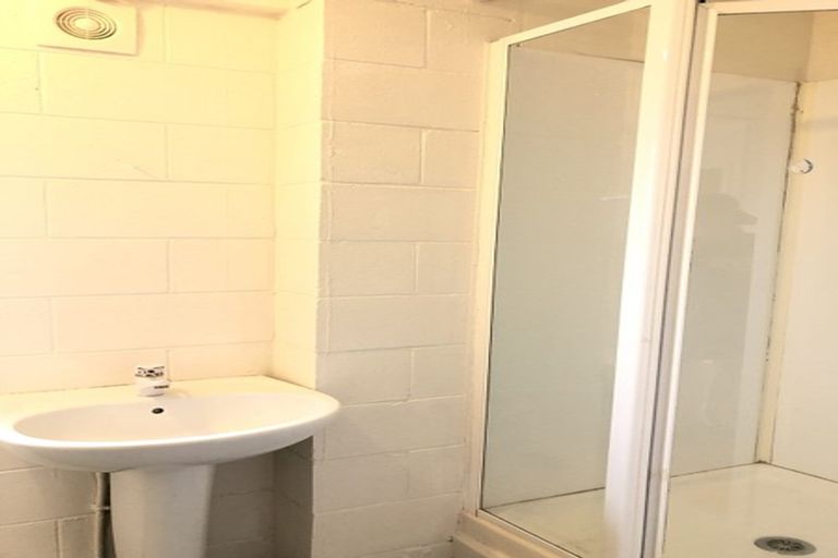 Photo of property in 22 Holdaway Avenue, Northcote, Auckland, 0627