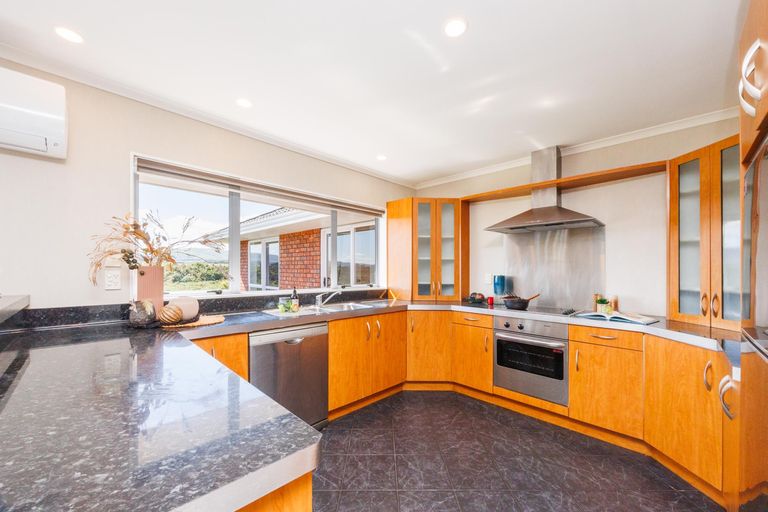 Photo of property in 20 Johnstone Drive, Fitzherbert, Palmerston North, 4410
