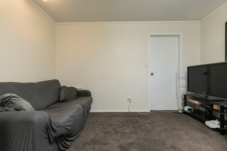 Photo of property in 19-21 Mountain Road, Henderson Valley, Auckland, 0612