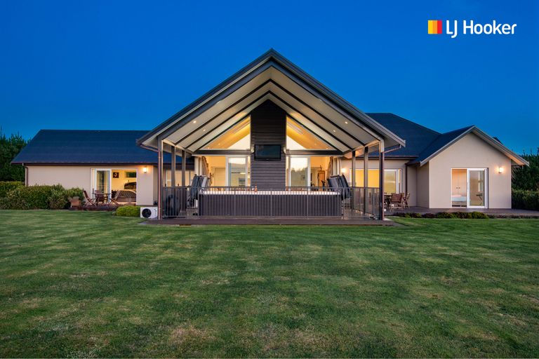 Photo of property in 100 Wingatui Road, Mosgiel, 9024