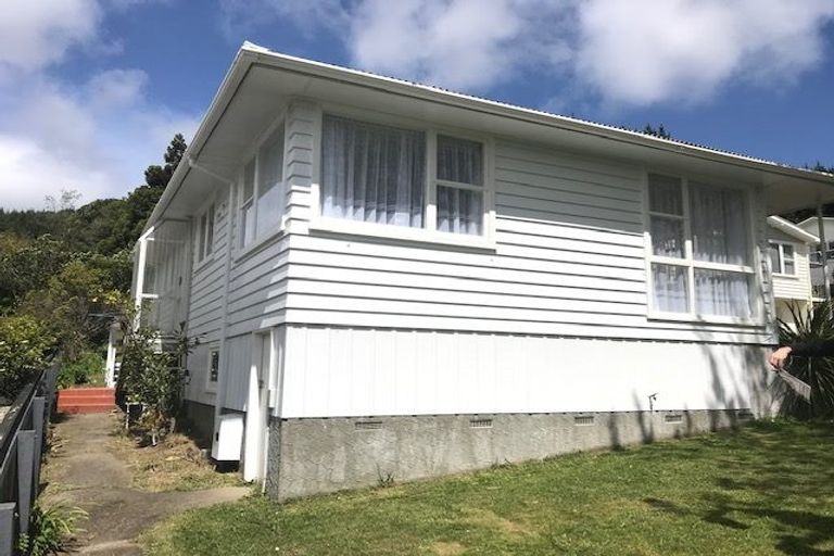 Photo of property in 17 Sunrise Boulevard, Tawa, Wellington, 5028